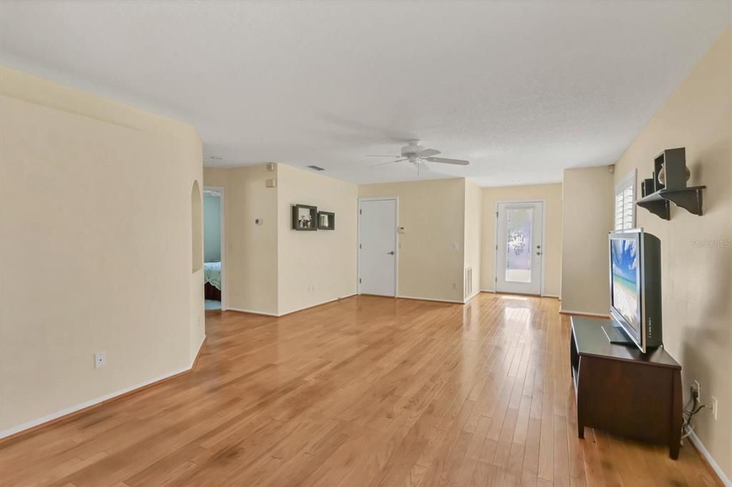 For Sale: $400,200 (3 beds, 2 baths, 1319 Square Feet)