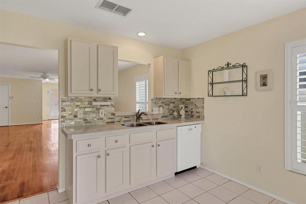 For Sale: $400,200 (3 beds, 2 baths, 1319 Square Feet)