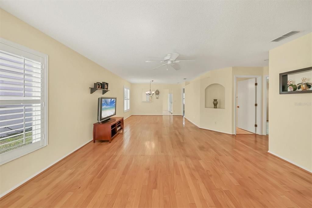 For Sale: $400,200 (3 beds, 2 baths, 1319 Square Feet)