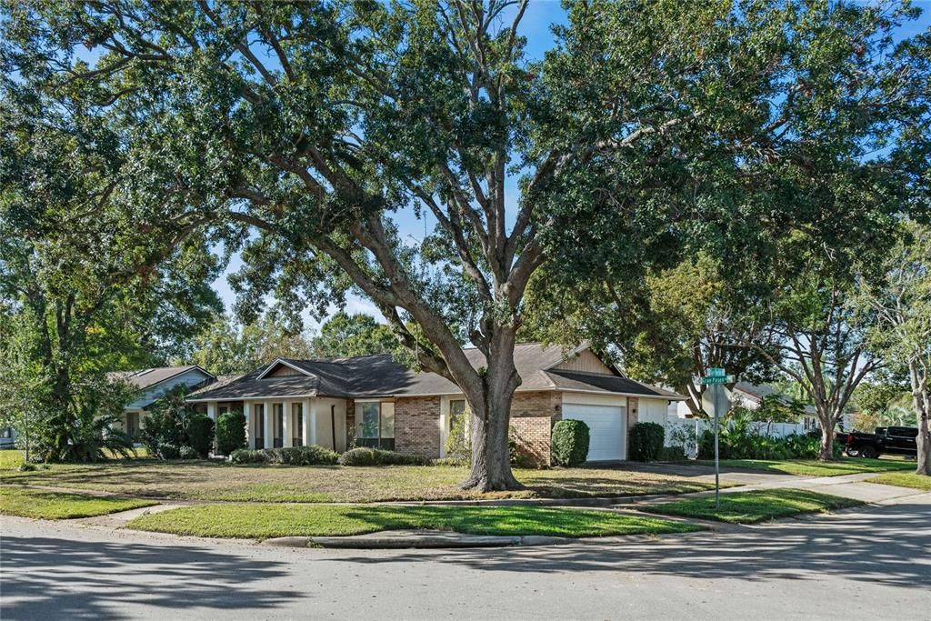 Active With Contract: $380,000 (3 beds, 2 baths, 1991 Square Feet)