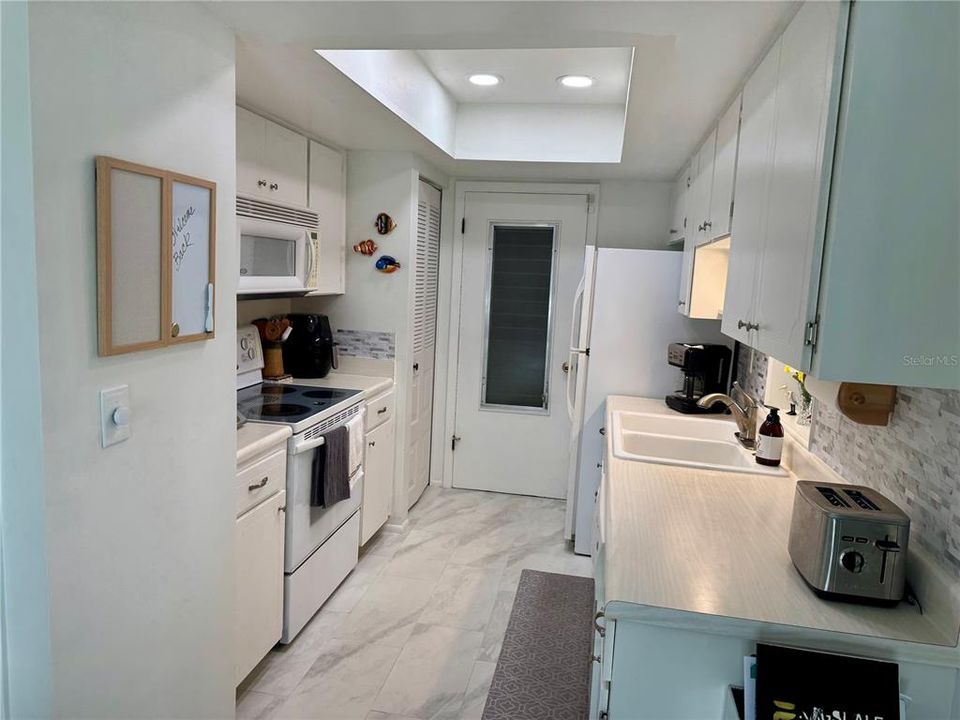 For Sale: $189,900 (1 beds, 1 baths, 814 Square Feet)