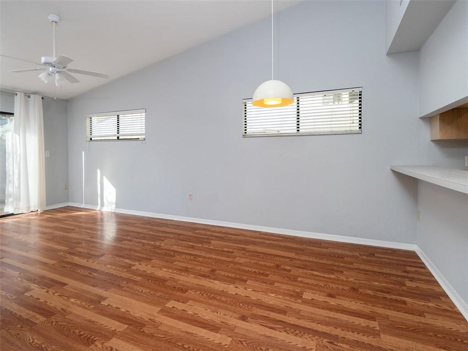 For Sale: $179,000 (2 beds, 2 baths, 988 Square Feet)