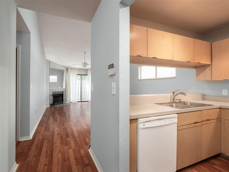 For Sale: $179,000 (2 beds, 2 baths, 988 Square Feet)