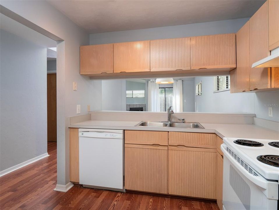 For Sale: $179,000 (2 beds, 2 baths, 988 Square Feet)