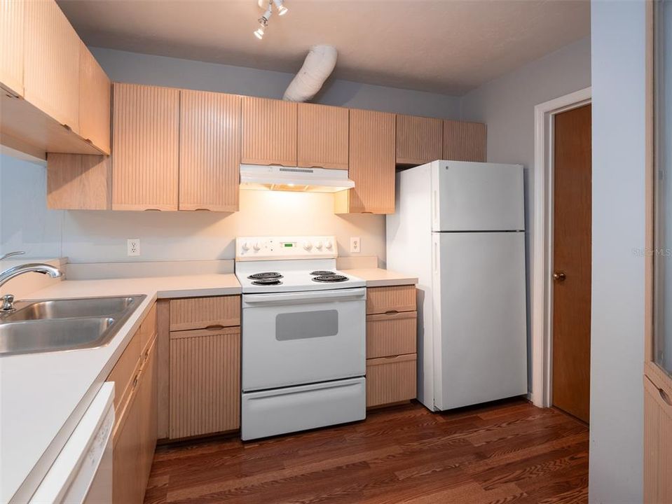 For Sale: $179,000 (2 beds, 2 baths, 988 Square Feet)