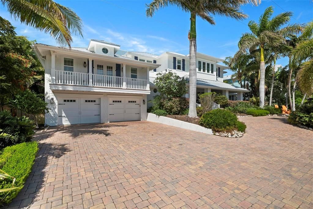 Circular driveway and driveway into 2 car garage