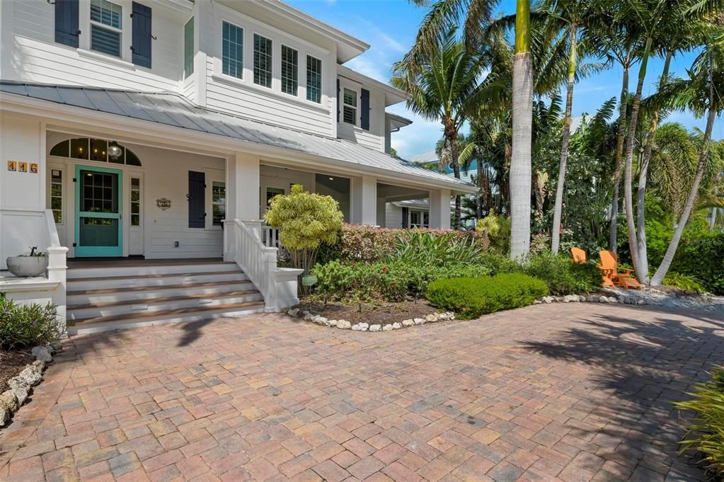 Circular driveway and driveway into 2 car garage