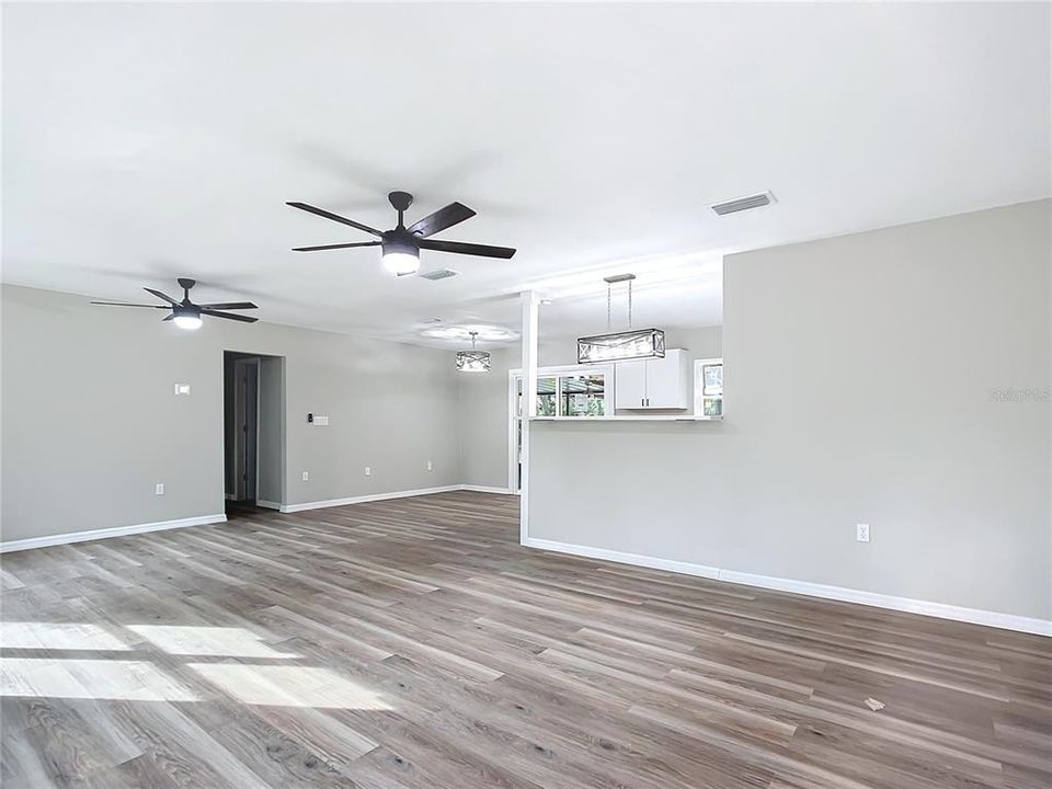 Active With Contract: $319,000 (3 beds, 2 baths, 1410 Square Feet)