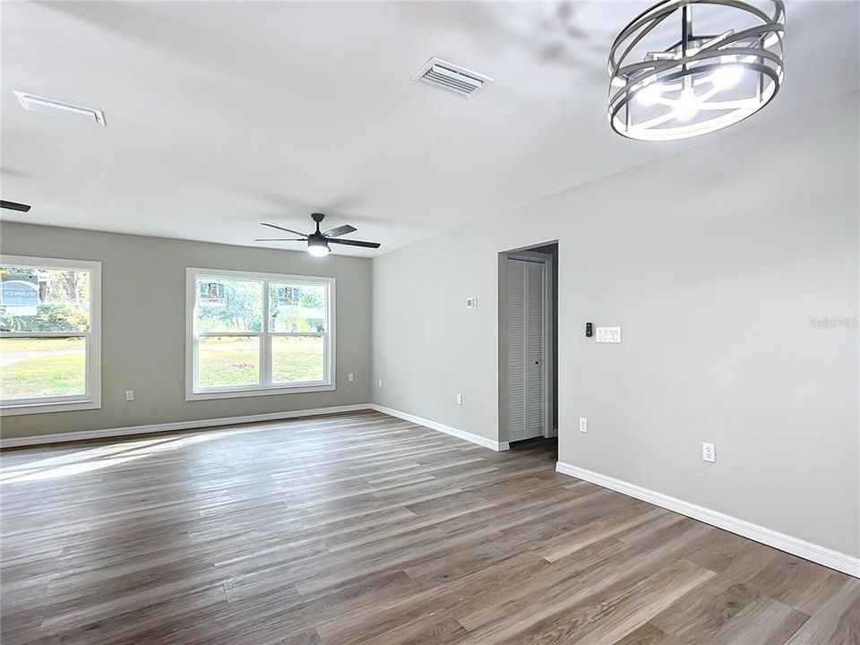 Active With Contract: $319,000 (3 beds, 2 baths, 1410 Square Feet)