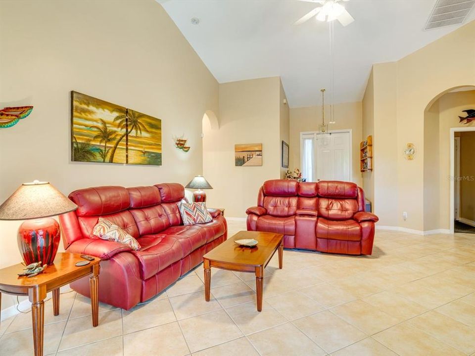 For Sale: $350,000 (3 beds, 2 baths, 1464 Square Feet)