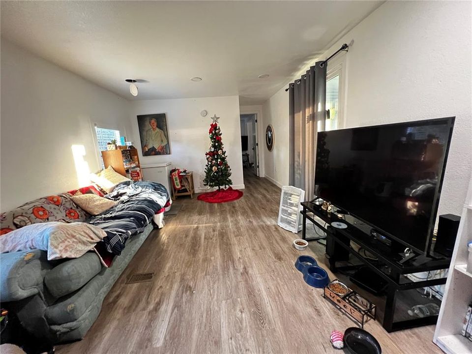 For Sale: $169,500 (2 beds, 2 baths, 942 Square Feet)