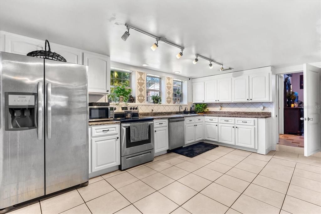 For Sale: $369,900 (3 beds, 2 baths, 1285 Square Feet)