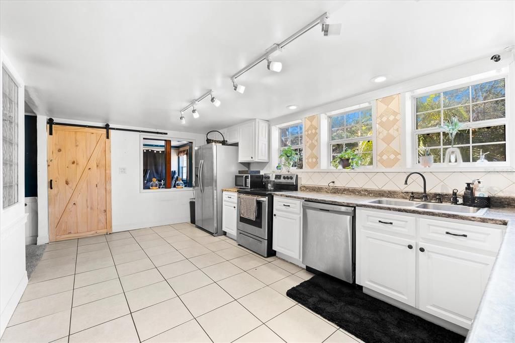 For Sale: $369,900 (3 beds, 2 baths, 1285 Square Feet)