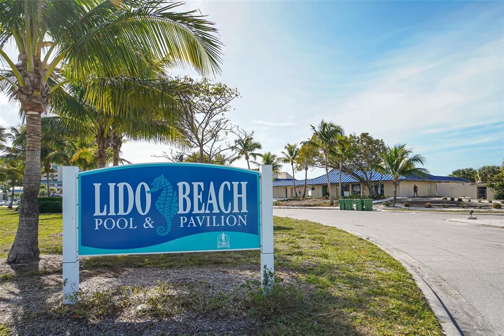 Walking distance to Lido Beach!