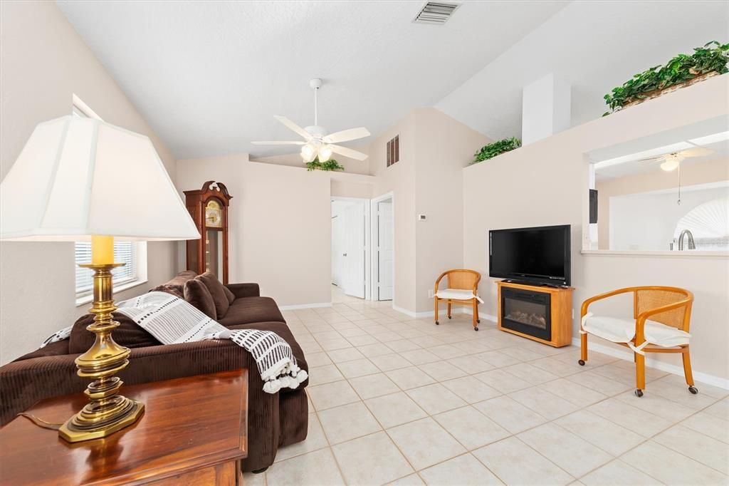 For Sale: $370,000 (3 beds, 2 baths, 1386 Square Feet)