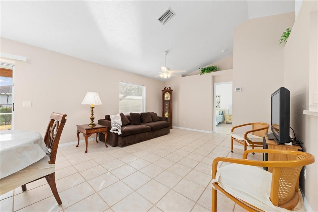 For Sale: $370,000 (3 beds, 2 baths, 1386 Square Feet)