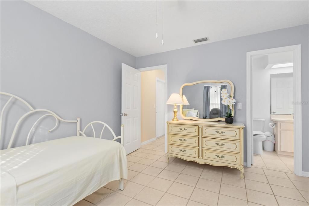 For Sale: $370,000 (3 beds, 2 baths, 1386 Square Feet)