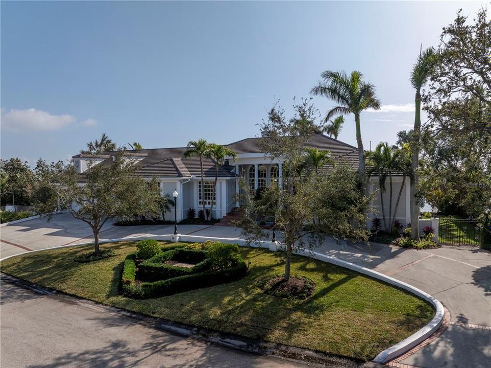 For Sale: $4,675,000 (5 beds, 4 baths, 5200 Square Feet)