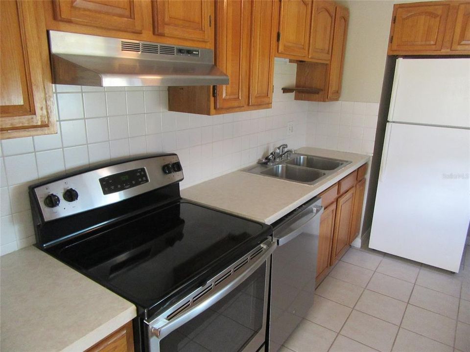 For Rent: $1,800 (2 beds, 1 baths, 885 Square Feet)