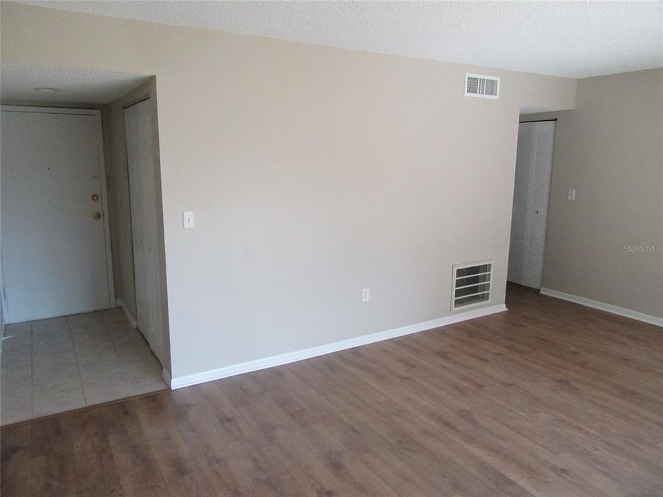 For Rent: $1,800 (2 beds, 1 baths, 885 Square Feet)