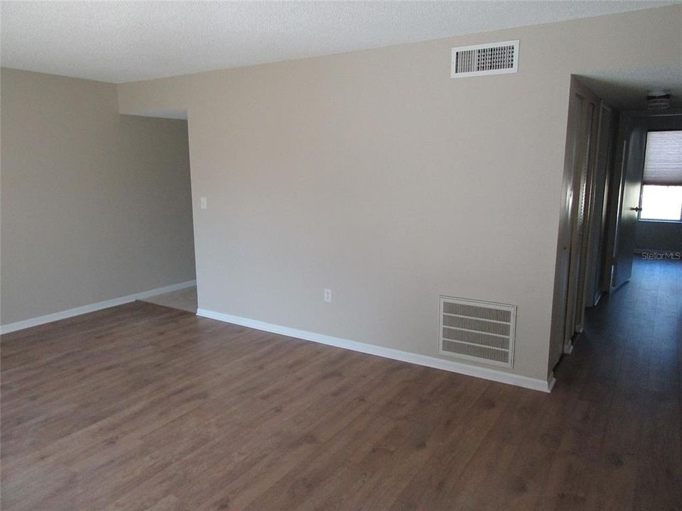 For Rent: $1,800 (2 beds, 1 baths, 885 Square Feet)