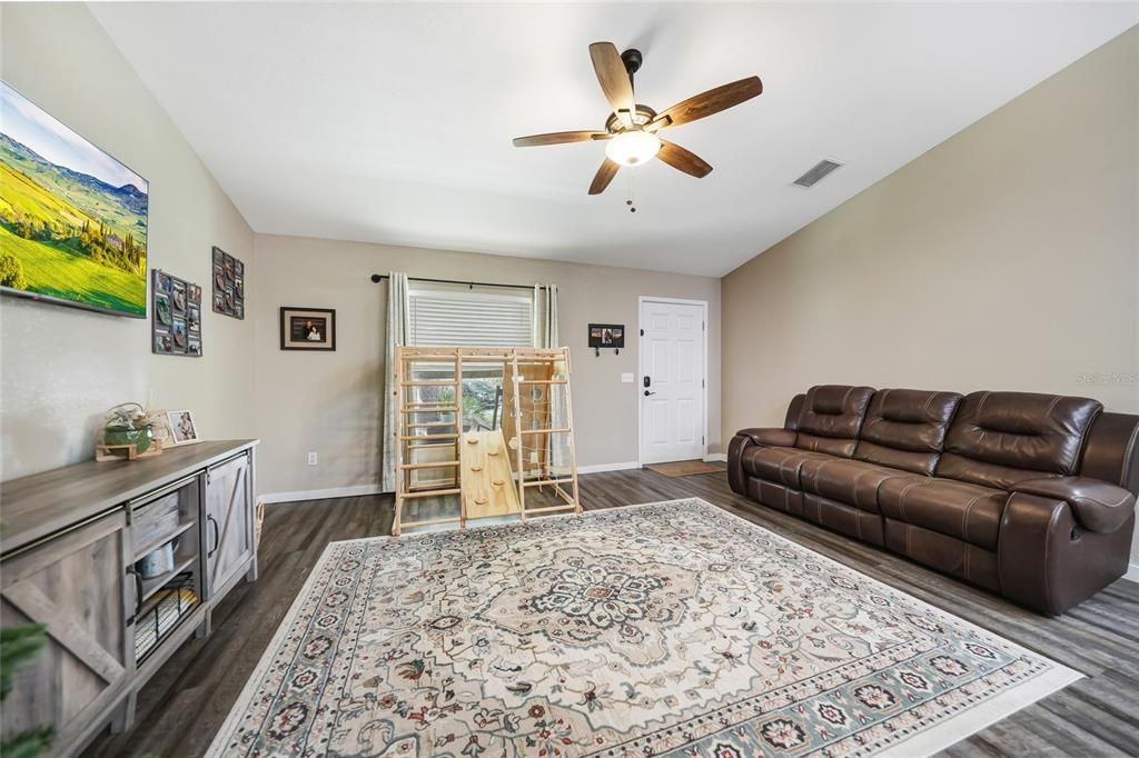 For Sale: $429,000 (3 beds, 2 baths, 1400 Square Feet)