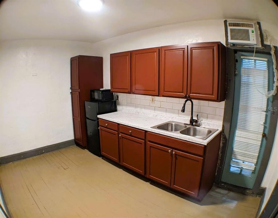 For Rent: $1,050 (1 beds, 12 baths, 11518 Square Feet)