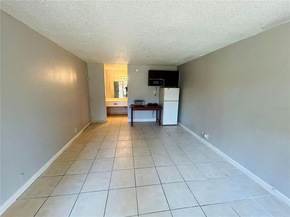 For Rent: $1,095 (1 beds, 1 baths, 276 Square Feet)