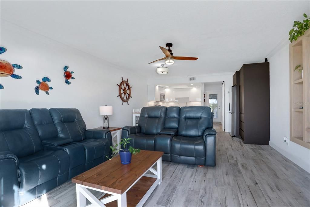 For Sale: $329,900 (2 beds, 2 baths, 1184 Square Feet)