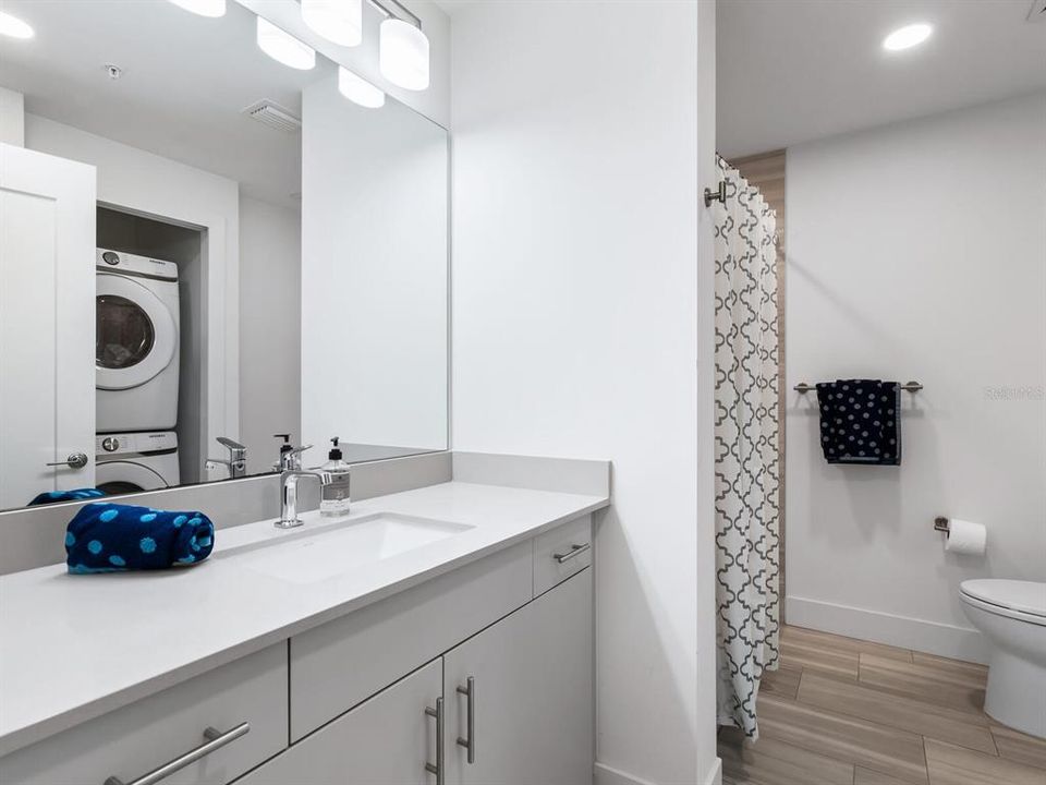 Bath with quartz counters