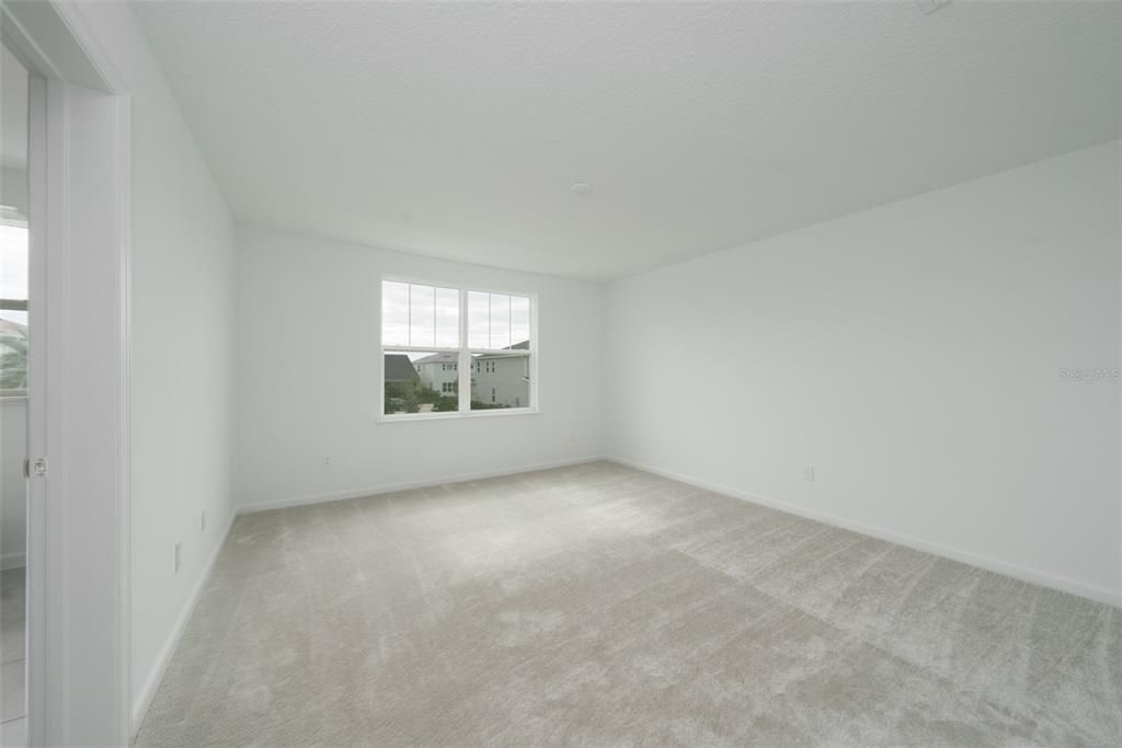 Bedroom in Apt over garage