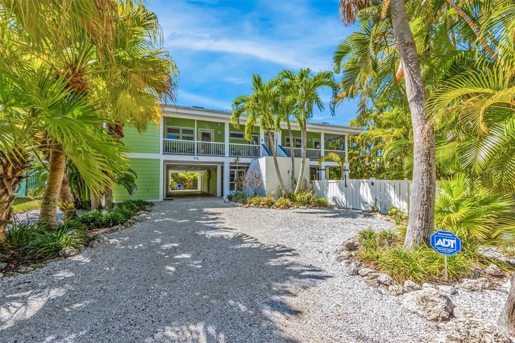 Vendido Recientemente: $2,495,000 (4 camas, 3 baños, 2350 Pies cuadrados)