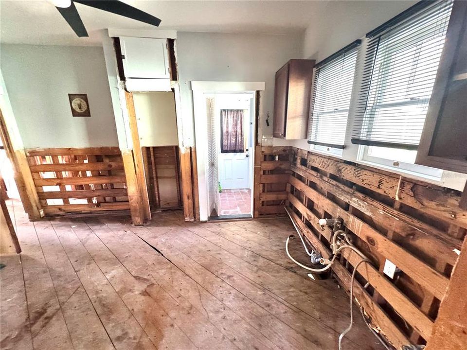 En Venta: $350,000 (4 camas, 2 baños, 1677 Pies cuadrados)