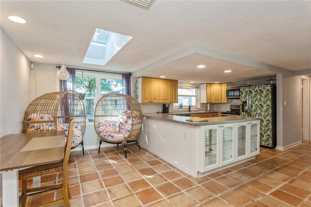 Breakfast bar and dining area