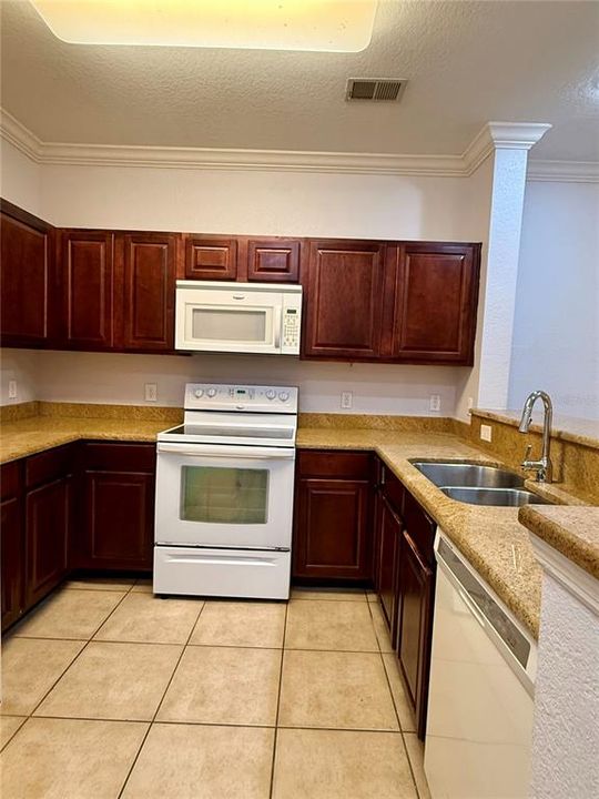 For Rent: $2,050 (3 beds, 2 baths, 1244 Square Feet)