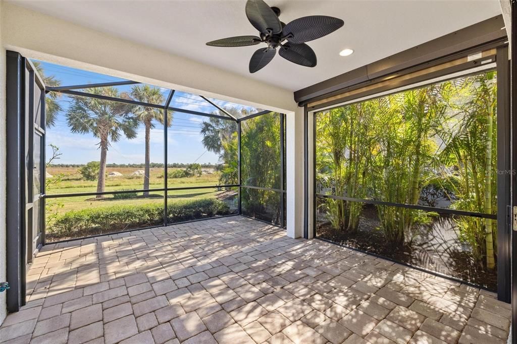 great outdoor lanai and backyard