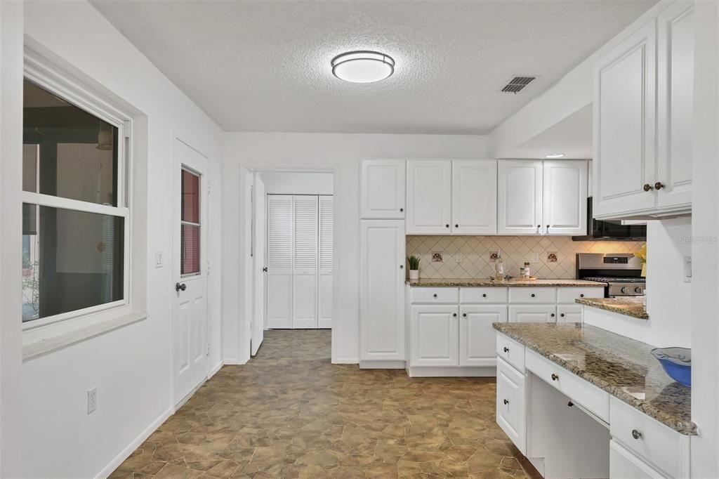 Bonus area of kitchen with built in desk. Perfect for home office/computer area.