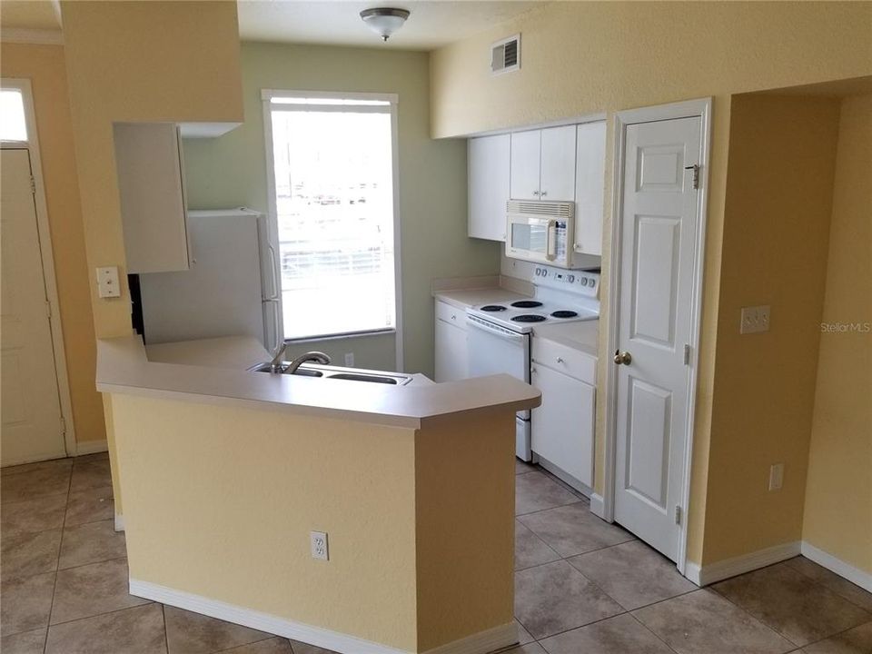 For Rent: $1,400 (1 beds, 1 baths, 904 Square Feet)