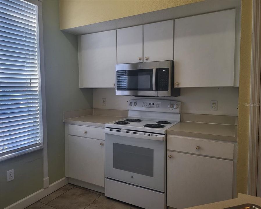 For Rent: $1,400 (1 beds, 1 baths, 904 Square Feet)