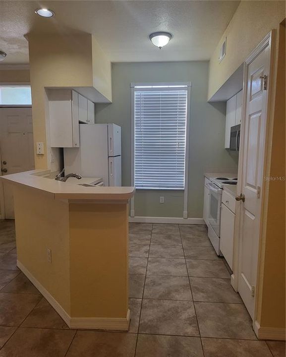 For Rent: $1,400 (1 beds, 1 baths, 904 Square Feet)