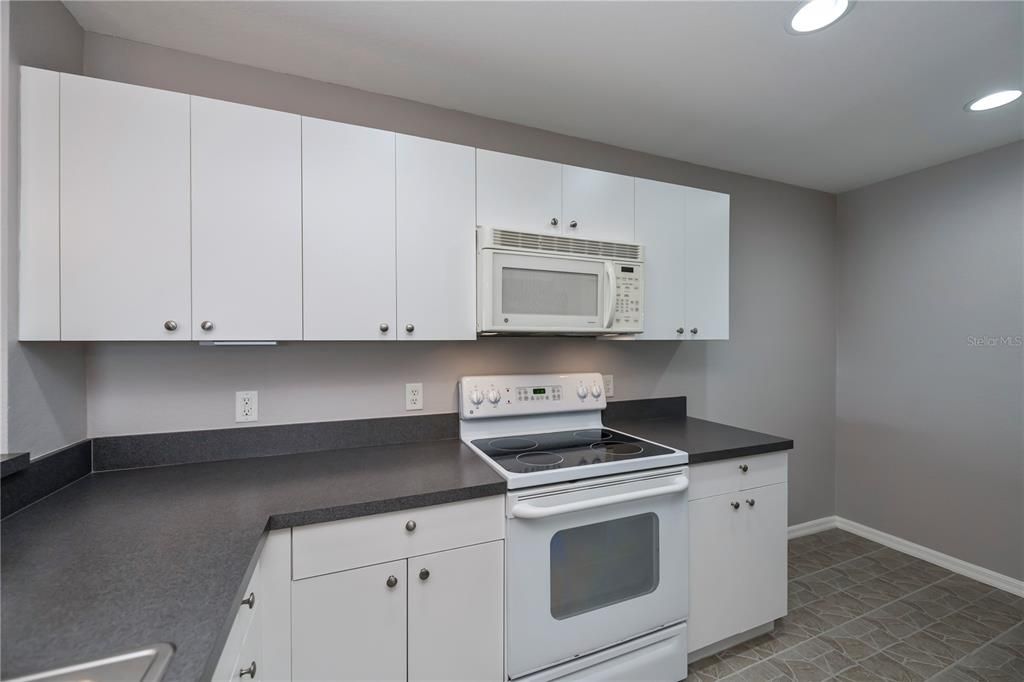 lots of counter & cabinet space