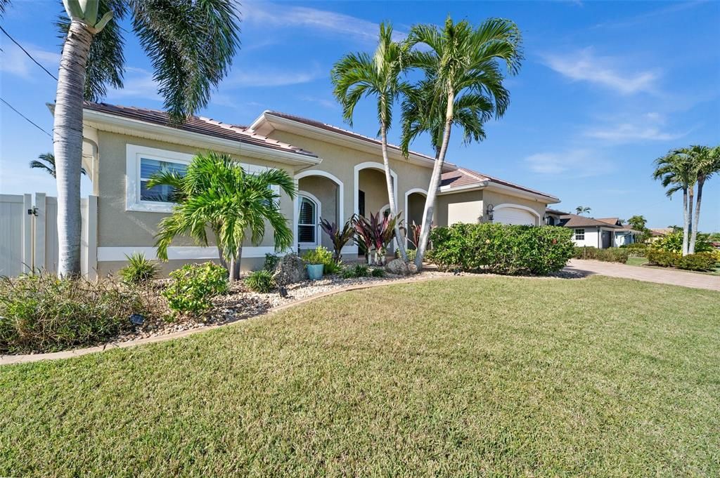 For Sale: $899,000 (3 beds, 2 baths, 2331 Square Feet)