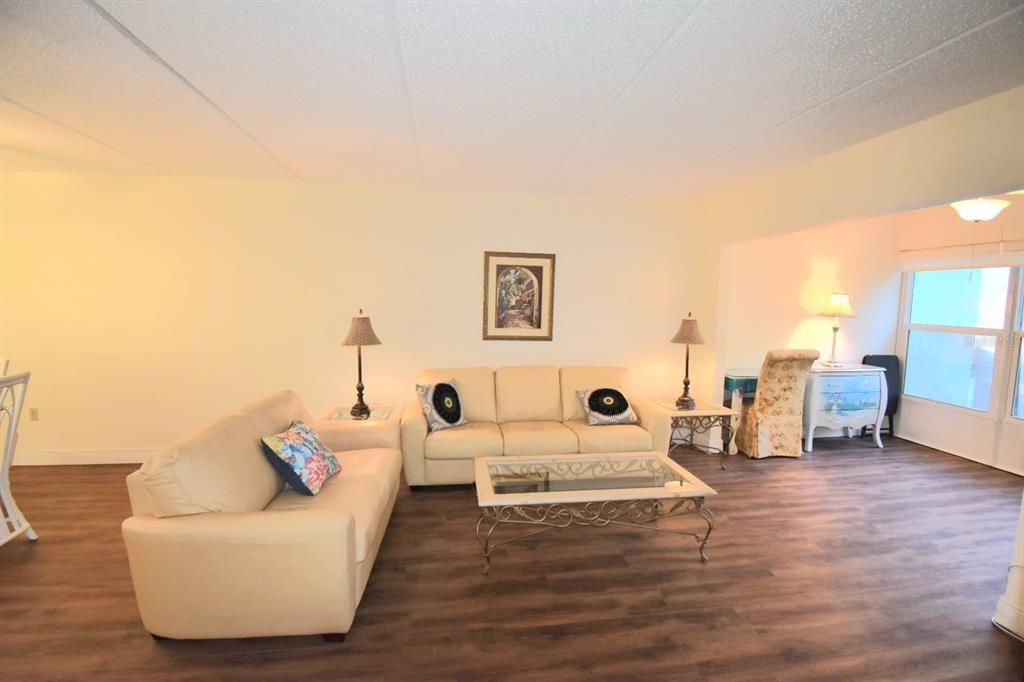 For Sale: $169,900 (1 beds, 1 baths, 768 Square Feet)