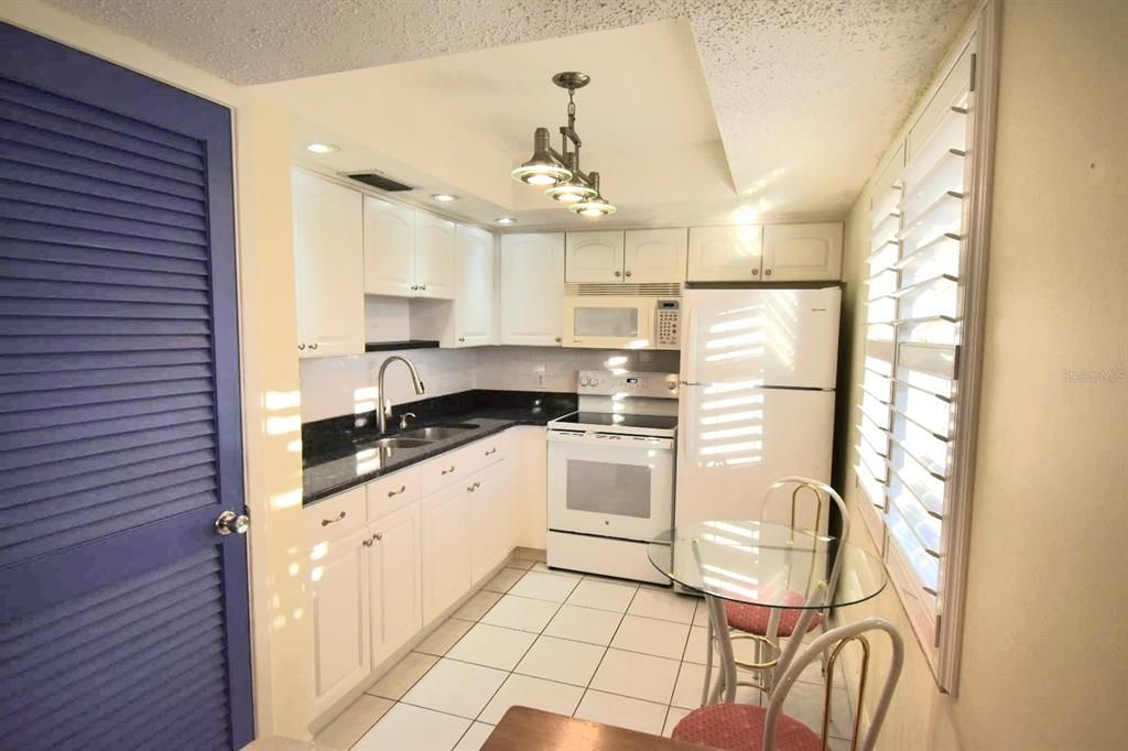 For Sale: $169,900 (1 beds, 1 baths, 768 Square Feet)