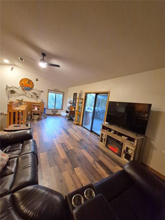 For Sale: $550,000 (2 beds, 1 baths, 1175 Square Feet)