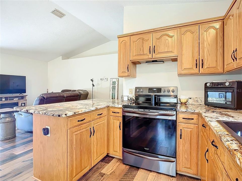 For Sale: $550,000 (2 beds, 1 baths, 1175 Square Feet)