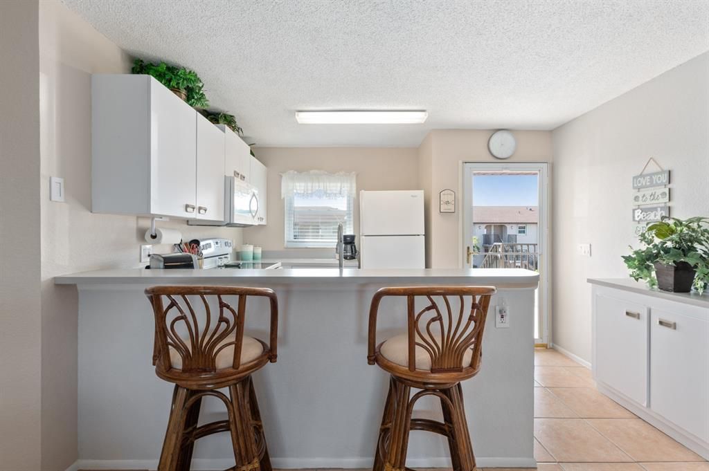 Informal eating at the breakfast bar