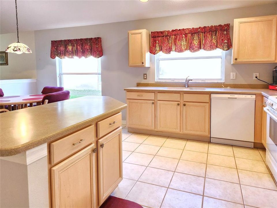 Dine-in Kitchen w/ Island