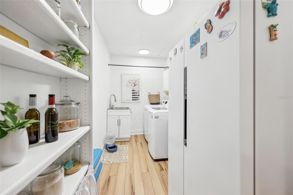 LARGE LAUNDRY ROOM