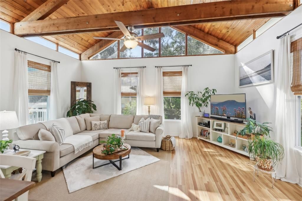 STUNNING LIVING ROOM